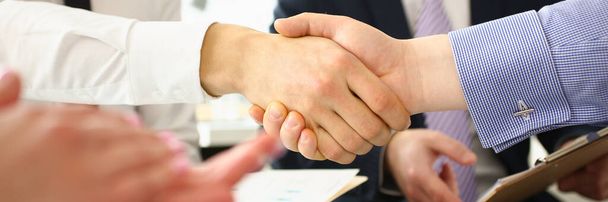 私たちのチームとビジネス契約の締結へようこそ。創造的なオフィスで働いている間、ビジネスの人々は握手 - 写真・画像