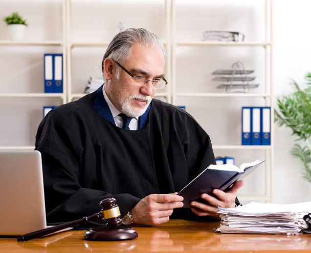 Пожилой адвокат, работающий в здании суда - Фото, изображение