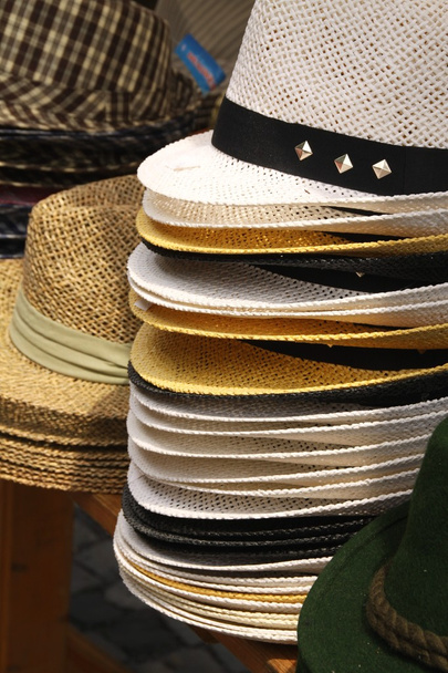 Los sombreros en el mercado
 - Foto, Imagen