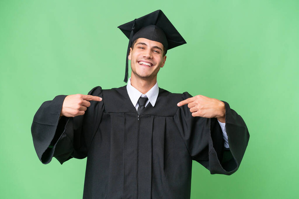 Молодий випускник університету кавказький чоловік над ізольованим фоном гордий і самовдоволений
 - Фото, зображення