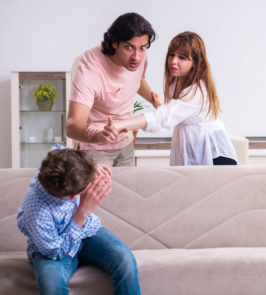 El conflicto familiar con el marido, la esposa y el hijo - Foto, Imagen