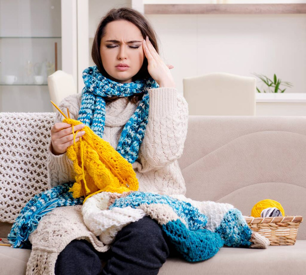 The young beautiful woman knitting at home - Foto, Bild