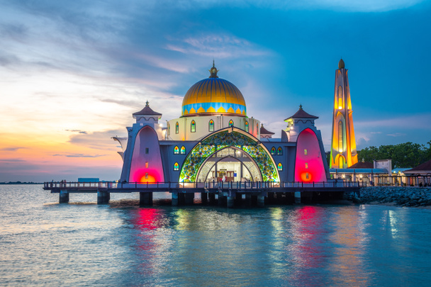 ηλιοβασίλεμα από το τζαμί Μελάκα Στενά, Μαλαισία - Φωτογραφία, εικόνα