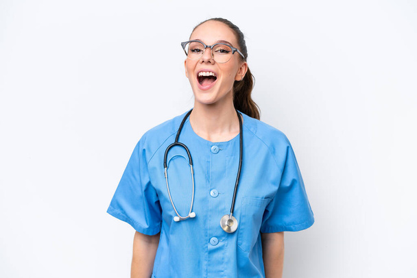 Νεαρή καυκάσια χειρουργός γιατρός γυναίκα απομονωμένη σε λευκό φόντο με έκπληξη έκφραση του προσώπου - Φωτογραφία, εικόνα