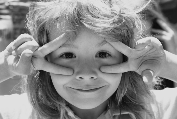Kids funny face. Close up portrait of fyn child making funny expressions - 写真・画像