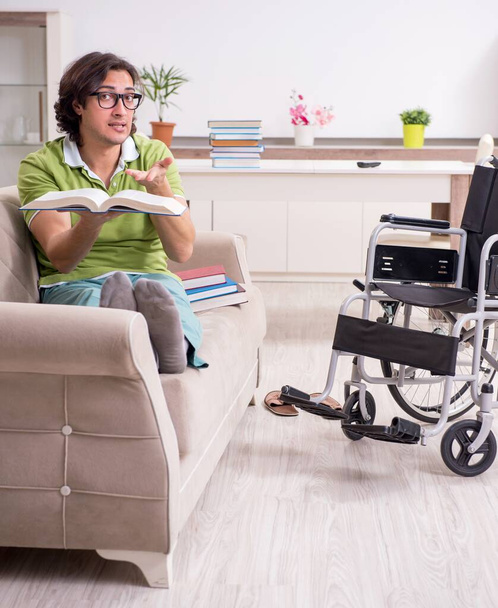 Młodzieniec na wózku inwalidzkim w domu - Zdjęcie, obraz