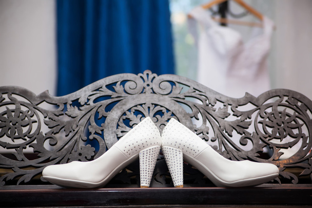 Scarpe bianche della sposa primo piano
 - Foto, immagini