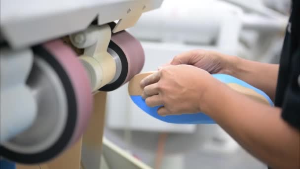 Protez üretim fabrikasında protez teknisyen alçı kalıbı, protez üretiminde yüksek teknoloji, engelliler için yeni yapay uzuv üretimi. - Video, Çekim