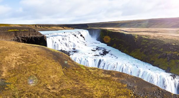 krásný vodopád padající z útesu v Islandu - Fotografie, Obrázek