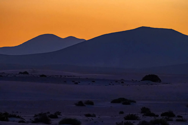 Veduta delle dune di Corralejo e delle colline sagomate al tramonto sull'isola Canaria di Fuerteventura, Spagna. - Foto, immagini