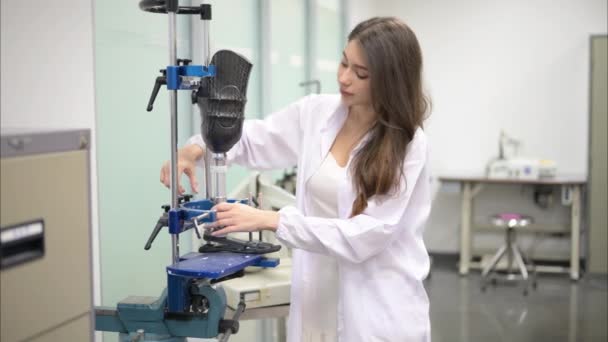 Protez bacak kontrolü yapan ve laboratuvarda çalışan genç bayan teknisyen, protez üretiminde yüksek teknoloji uzmanı, engelliler için yeni yapay uzuv üretimi - Video, Çekim