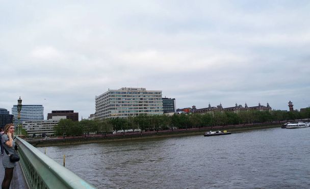 ロンドン、イギリス- 2023年5月30日:テムズ川でのロンドン中心部の眺め - 写真・画像
