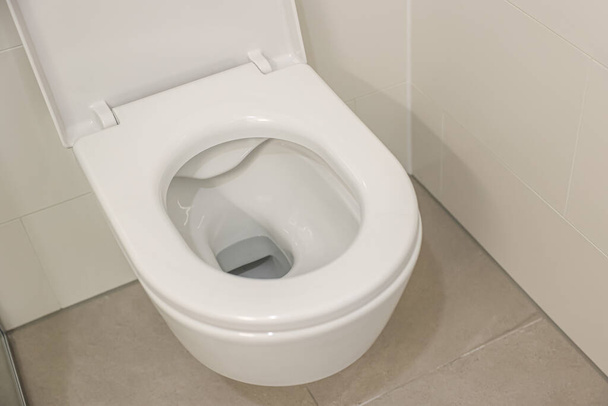 Valkoinen wc kulho huoneessa, lähikuva - Valokuva, kuva