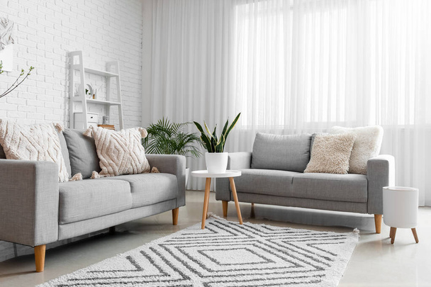Stílusos belső világos nappali kényelmes kanapéval - Fotó, kép