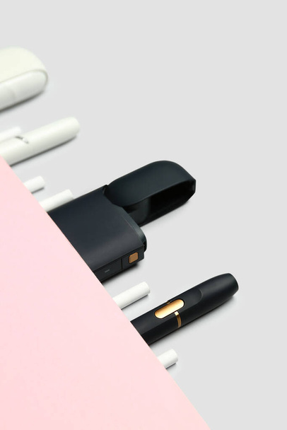 Composición con diferentes cigarros electrónicos sobre fondo gris - Foto, imagen