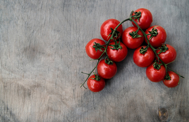Twig of fresh red cherry tomatoes - Фото, зображення