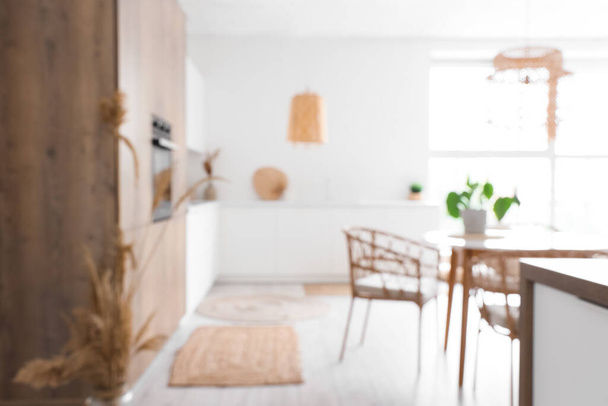 Interno di cucina luminosa con forno a muro, tavolo, sedie e banchi bianchi - Foto, immagini