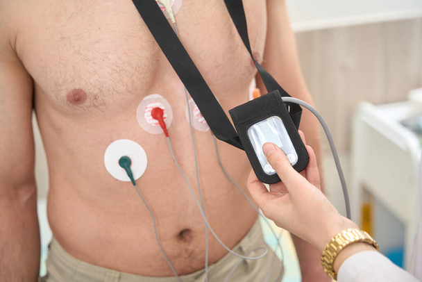 Dispositif d'ajustement de l'infirmière pour diagnostiquer le travail du système cardiovasculaire du patient à l'hôpital - Photo, image