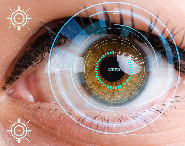 Het concept van sensor geïmplanteerd in het menselijk oog - Foto, afbeelding