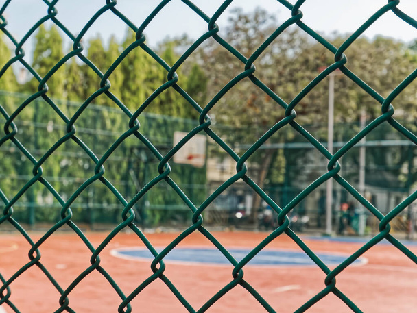 Close-up Green Wire Mesh Metal Fence Around the Basketball Field - Zdjęcie, obraz