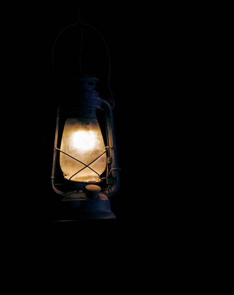 Vintage lâmpada resistido, mal iluminado na escuridão, fundo isolado. - Foto, Imagem