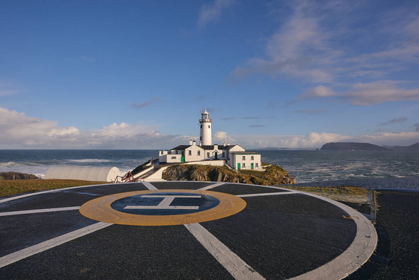 вид на маяк Фанад Хед в графстве Донегал, Ирландия - Фото, изображение