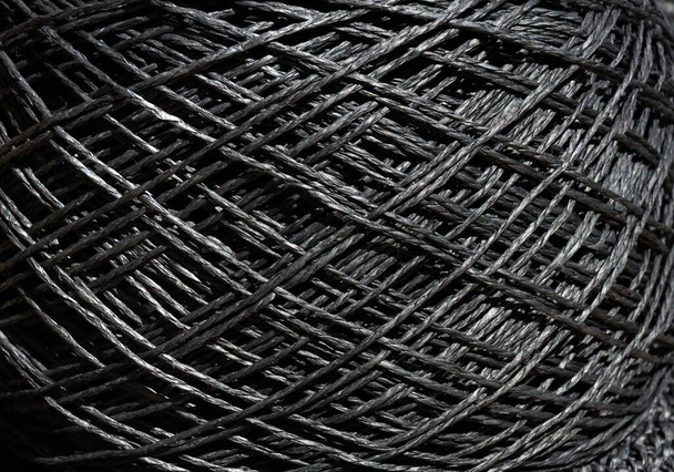 Skein de raphia noir. Raffia est une fibre de bois biologique utilisée pour tricoter chapeaux, sacs et plus. - Photo, image