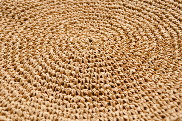 Raffia est une fibre de bois organique qui est facile à crocheter. Technique de crochet - crochet unique. - Photo, image