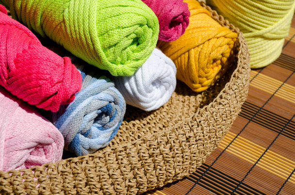 Chapas de cordones multicolores para tejer con técnica de macramé. Bolas brillantes para hacer a mano. - Foto, imagen