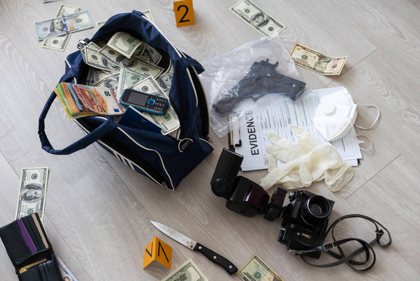 Ceza soruşturması biriminde para dolu siyah çanta, kavramsal görüntü. Yüksek kalite fotoğraf - Fotoğraf, Görsel