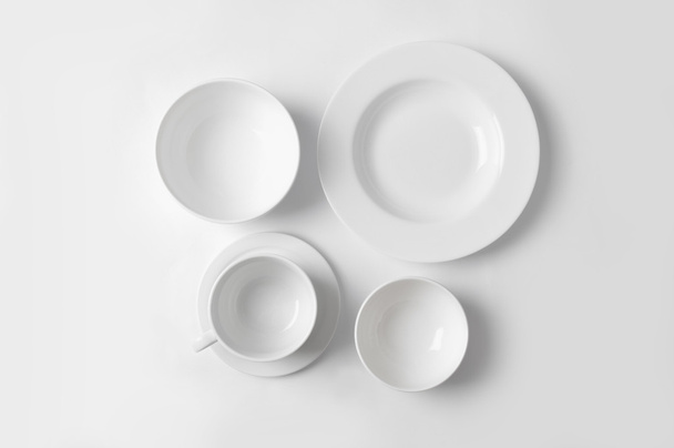Чистий посуд на білому
 - Фото, зображення