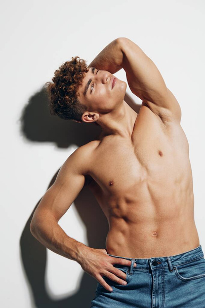 mies seksikäs kauneus paidaton nuori urheilija abs vahva elämäntapa alasti rinnassa farkut - Valokuva, kuva