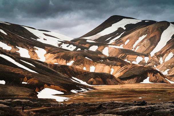 Scenery of majestic volcanic mountain range with snow covered in Fjallabak nature reserve, Icelandic Highlands at Landmannalaugar, - Фото, зображення