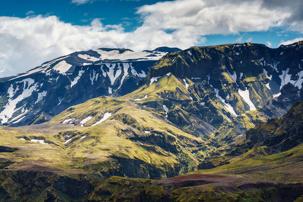 Landschap van de ruige berg met mos en sneeuw bedekt in het landelijke landschap van de IJslandse Hooglanden - Foto, afbeelding