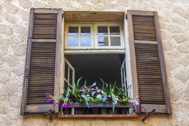 Antibe, France, on October 15, 2012. Typical architectural details in Provencal style. Antibe - one of the most known resorts of the French Riviera - 写真・画像