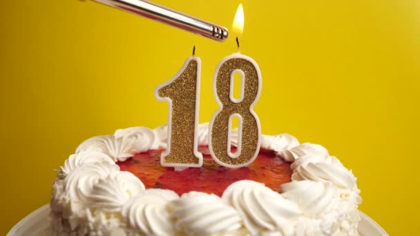 18番の形のキャンドルは、休日のケーキに挿入され、点灯されます。誕生日やランドマークイベントを祝う。お祝いのクライマックス. - 映像、動画