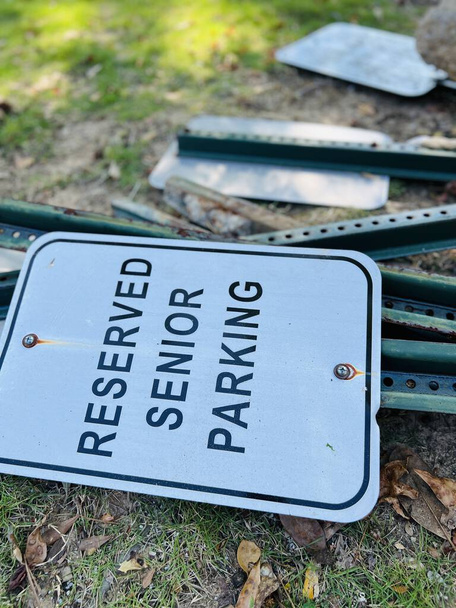 крупный план зарезервированных старших парковочных знаков, лежащих в куче на земле, США - Фото, изображение