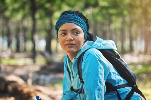 Vyzvěte své hranice. atletická mladá žena na běhání v lese - Fotografie, Obrázek