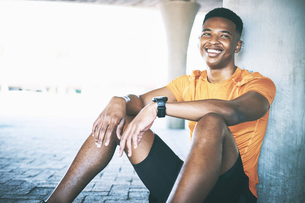 Хорошее здоровье хорошая страховка. Портрет молодого человека, отдыхающего после тренировки на городском фоне - Фото, изображение