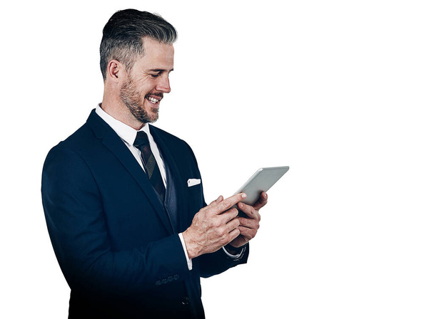 Erfolg schaffen im Zeitalter der App. Studioaufnahme eines Geschäftsmannes mit einem digitalen Tablet vor weißem Hintergrund - Foto, Bild