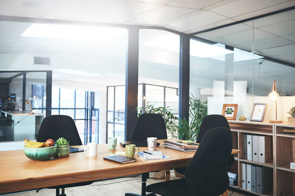 Planen Sie ein Treffen ein und lassen Sie es geschehen. ein leerer Sitzungssaal in einem modernen Büro - Foto, Bild