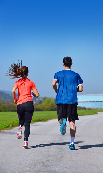 jeune couple jogging dans le parc - Photo, image
