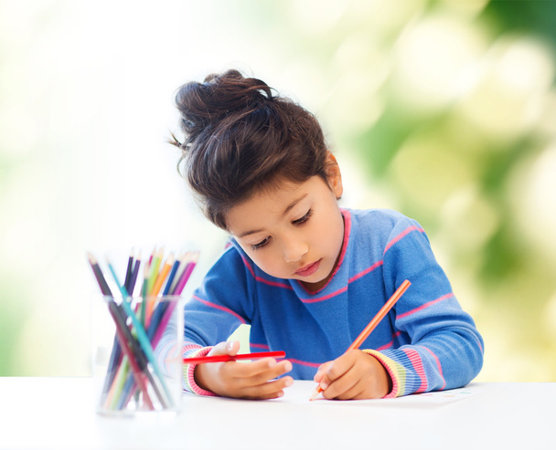 little girl drawing - Zdjęcie, obraz