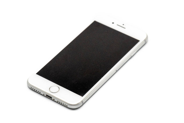 Bangkok, Tajlandia - 16 listopada 2019: Biały iPhone 8 na białym tle. Jest to smartfon zaprojektowany, opracowany i sprzedawany przez Apple Inc., który jest jedenastą generacją iPhone. - Zdjęcie, obraz