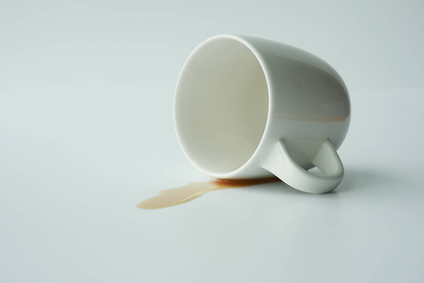 csésze kávé kiömlött fehér háttér , - Fotó, kép