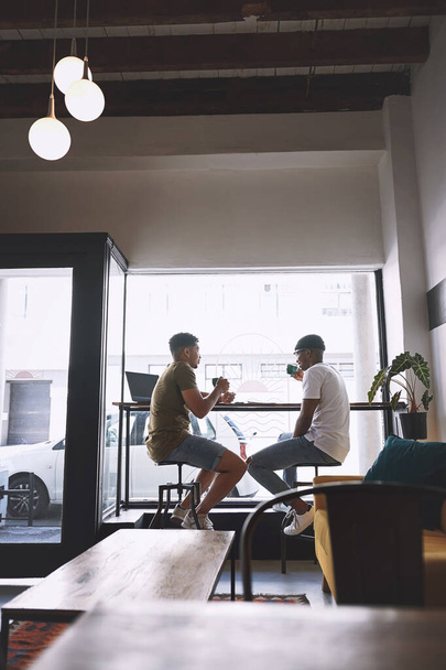 Das Einzige, was stärker ist als dieser Kaffee, ist unsere Freundschaft. zwei junge Männer beim gemeinsamen Kaffee in einem Café - Foto, Bild