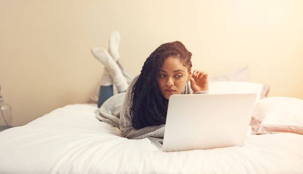 Nukkumaanmenoaika. Taas yksi jakso. Nuori nainen käyttää hänen laptop kun makaa hänen makuuhuoneessa - Valokuva, kuva