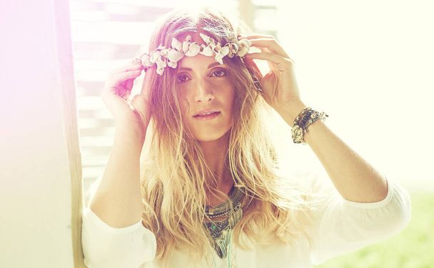 Ogni primavera faccio boho. una giovane donna attraente che indossa una corona di teste fatta di conchiglie - Foto, immagini