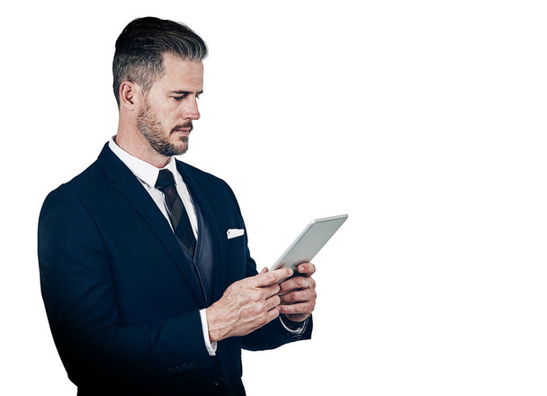 Produktiv bleiben mit den intelligentesten Apps. Studioaufnahme eines Geschäftsmannes mit einem digitalen Tablet vor weißem Hintergrund - Foto, Bild