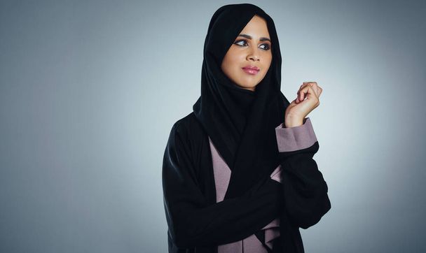 O rüyaları gerçekleştirmenin zamanı geldi. Genç Müslüman bir iş kadınının gri bir arka planda çekilmiş bir fotoğrafı. - Fotoğraf, Görsel